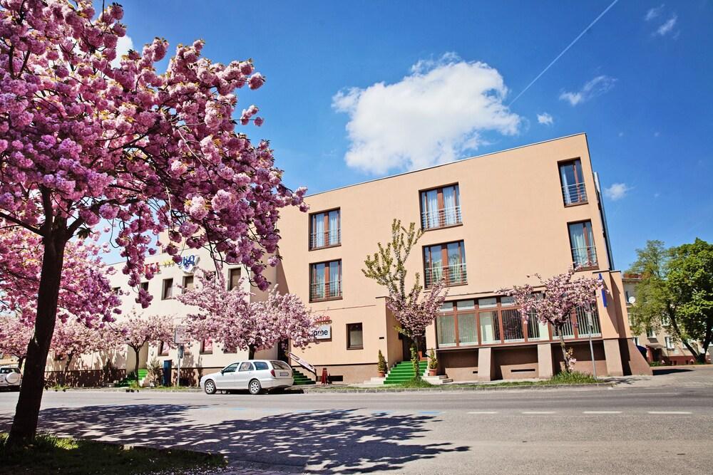 Hotel Oko Nitra Ngoại thất bức ảnh